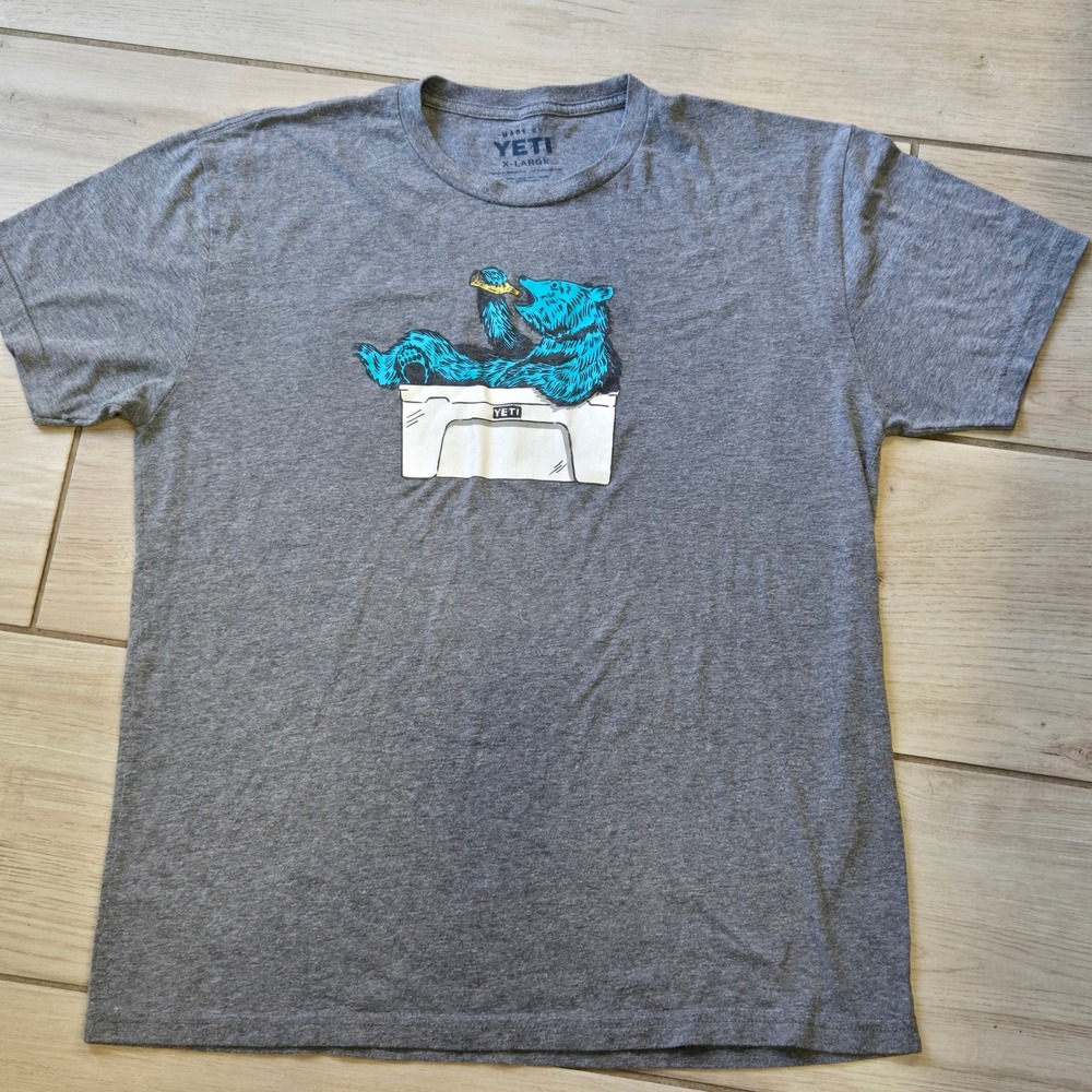 YETI Mens XL Gray Graphic T-Shirt Blue Bear in Cooler Short Sleeve Tee